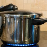 feijao fradinho cozinhando na panela de pressao